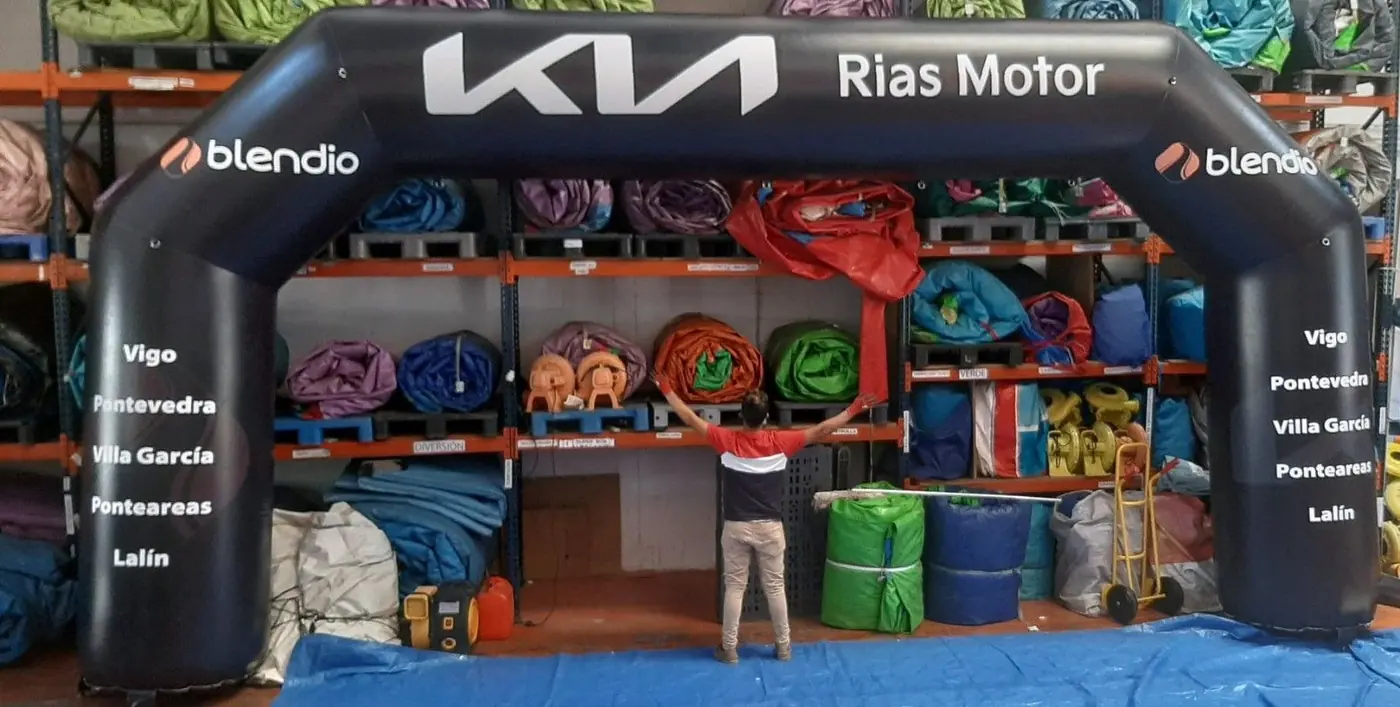 Arco hinchable negro de Kia Rias Motor con el listado de concesionarios en los laterales