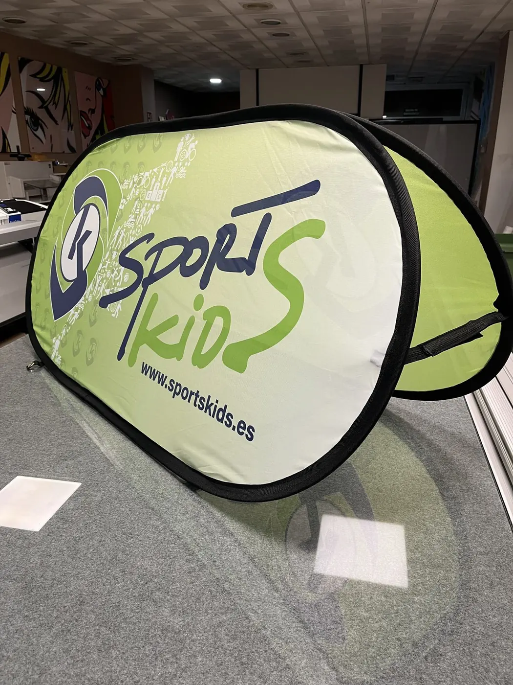 Vista lateral de la pancarta elástica de Sport Kids
