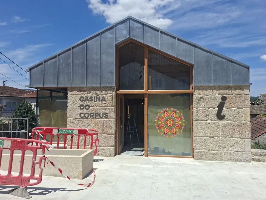 Fachada de la Casiña do Corpus con el vinilo de mandala en el cristal, durante las obras exteriores