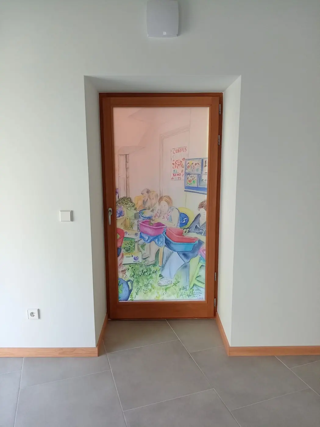 Puerta de madera con un vinilo impreso de ilustración a todo color