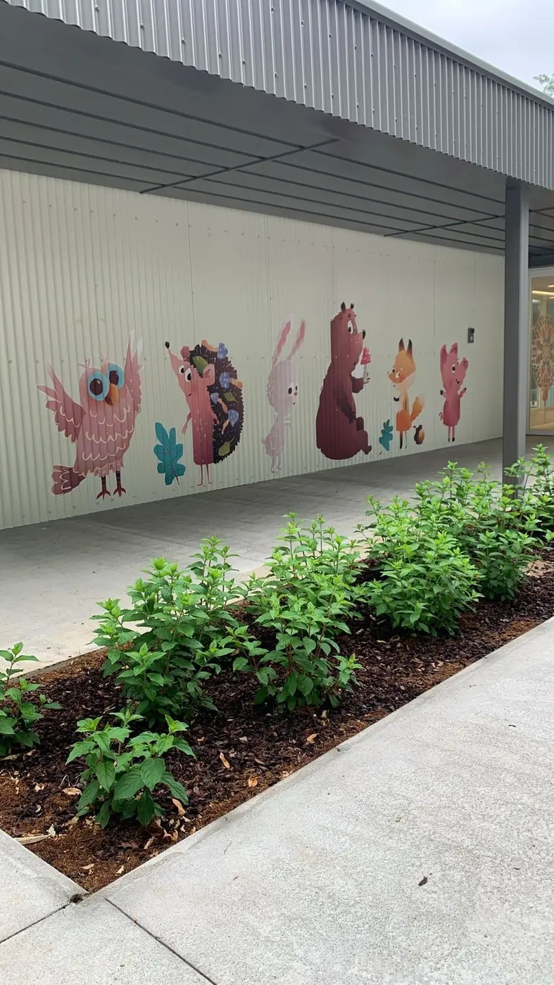 Detalle del mural de animales y las plantas en el acceso al edificio