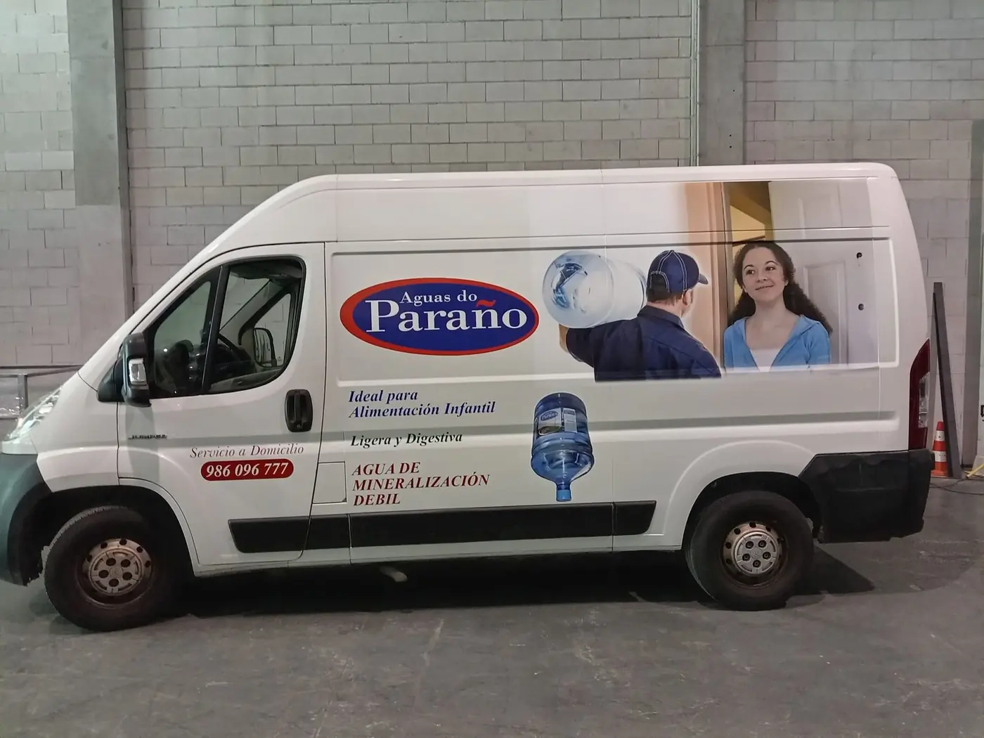 Furgoneta de Aguas de Parano con vinilo de producto, vista 2