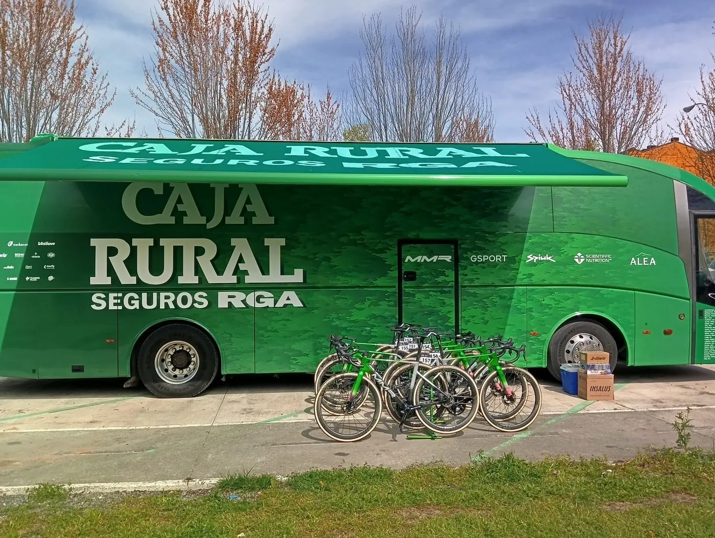 Autobús de Caja Rural Seguros RGA con rotulación integral en verde