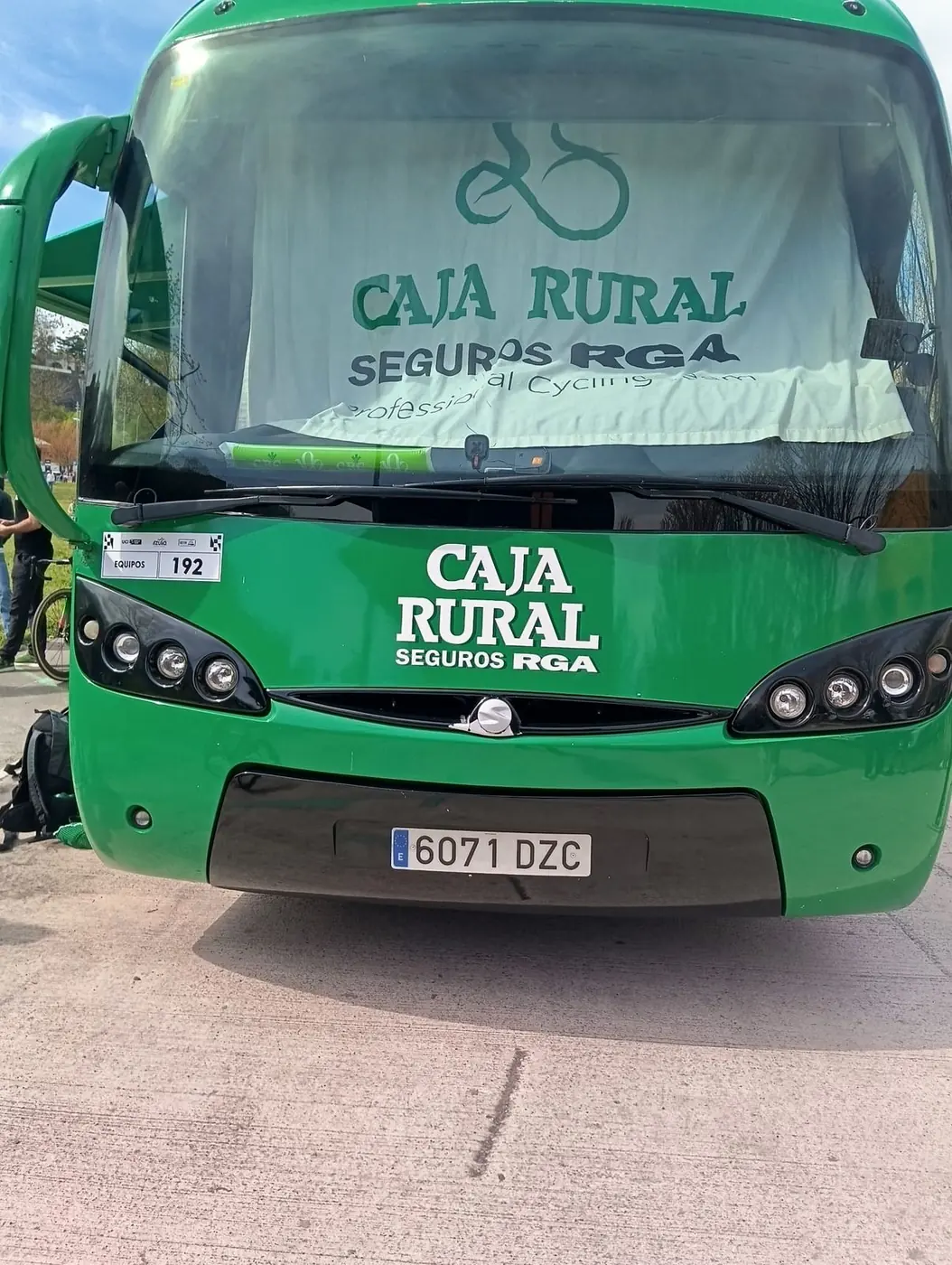 Autobús de Caja Rural con rotulación integral en verde, vista 2