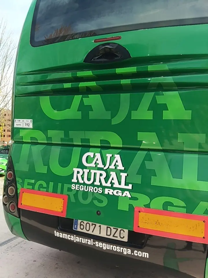 Autobús de Caja Rural con rotulación integral en verde, vista 3