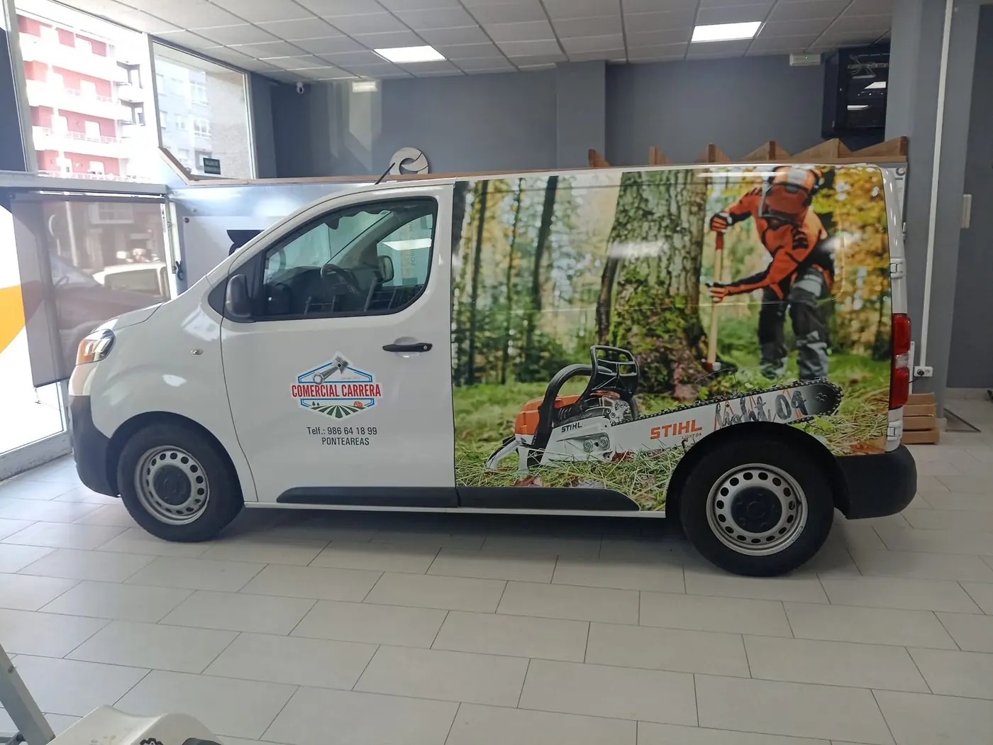 Furgoneta de Comercial Carrera con imagen de motosierra Stihl, vista 1