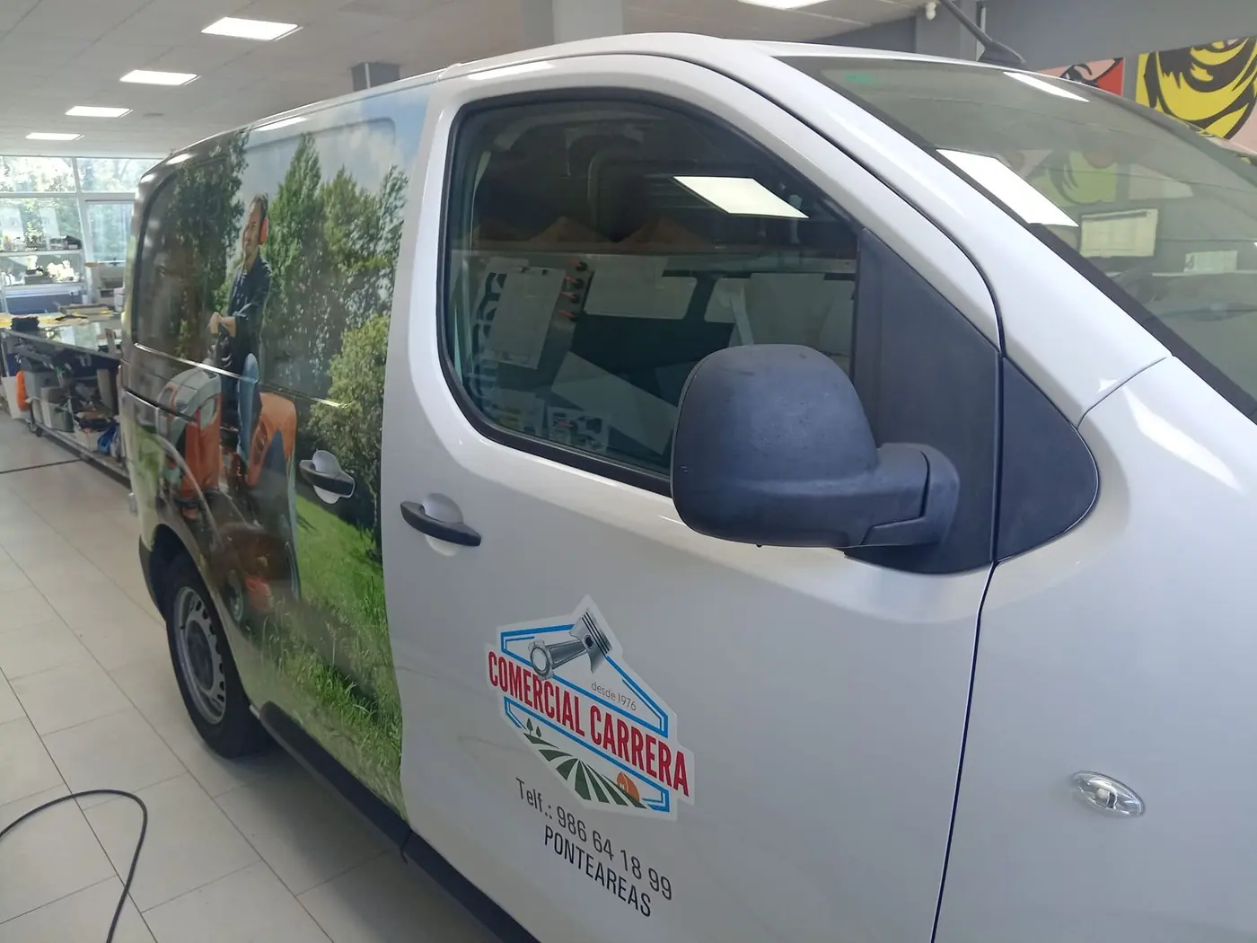 Furgoneta de Comercial Carrera con imagen de motosierra Stihl, vista 2