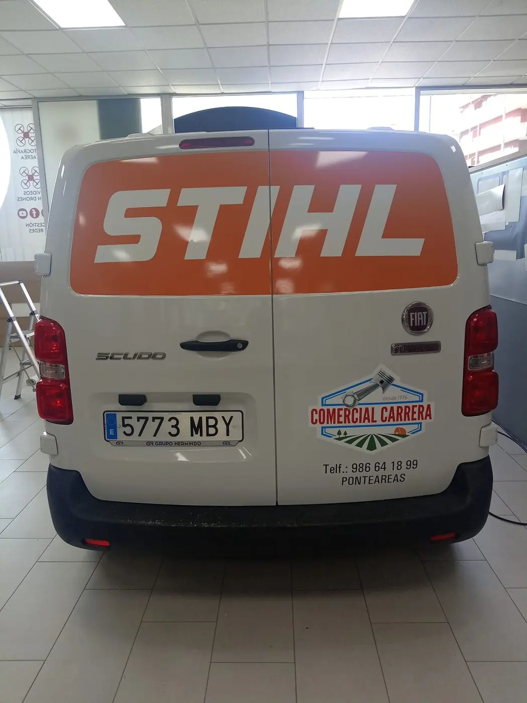 Furgoneta de Comercial Carrera con imagen de motosierra Stihl, vista 3