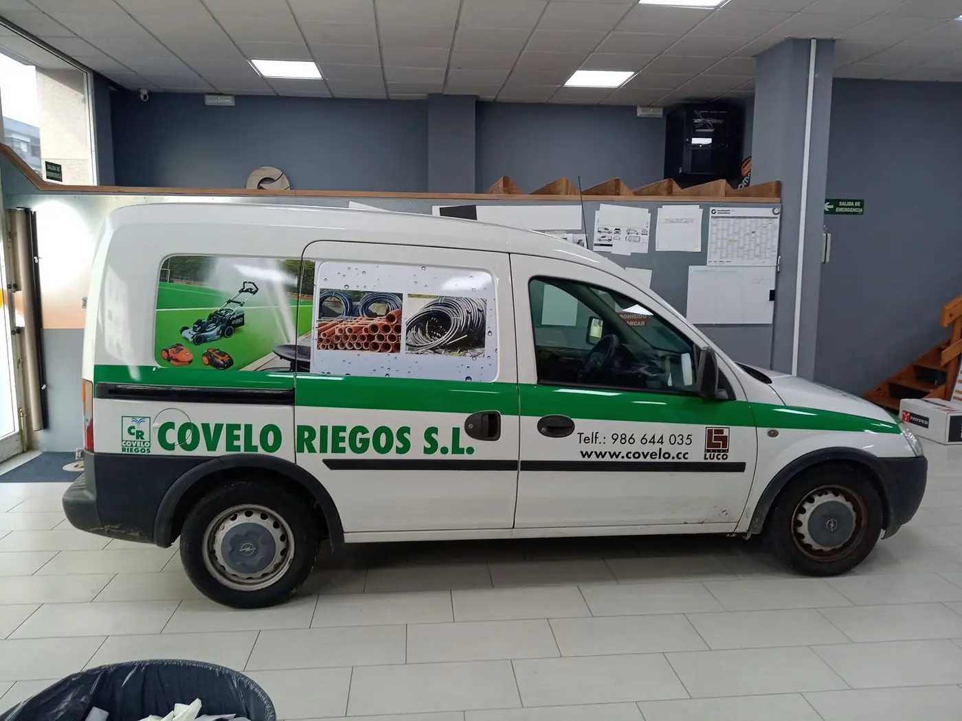 Furgoneta de Covelo Riegos con franja verde e imágenes de producto, vista 1