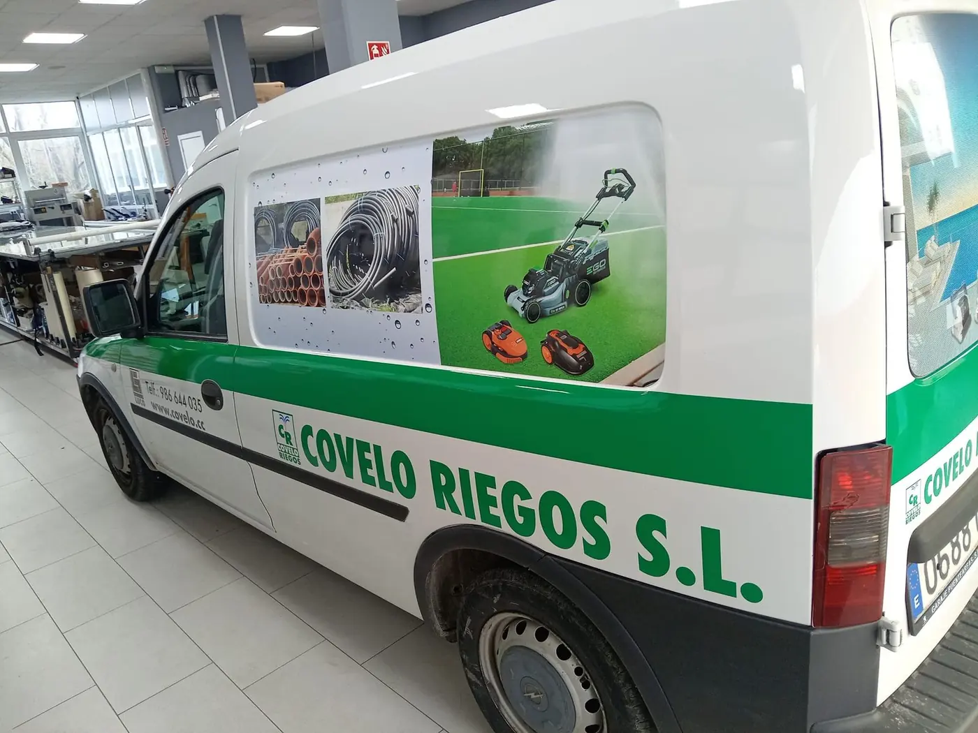 Furgoneta de Covelo Riegos con franja verde e imágenes de producto, vista 2