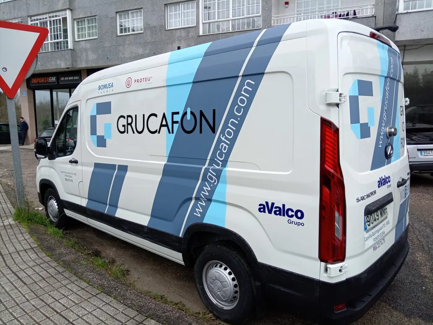 Furgoneta de Grucafón con vinilo de franjas azules, vista 1