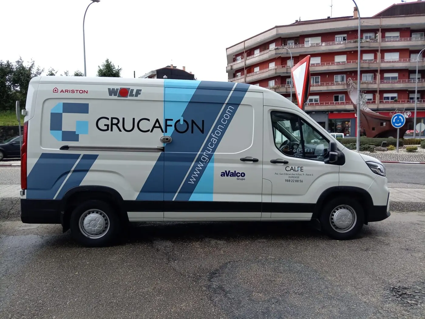 Furgoneta de Grucafón con vinilo de franjas azules, vista 2