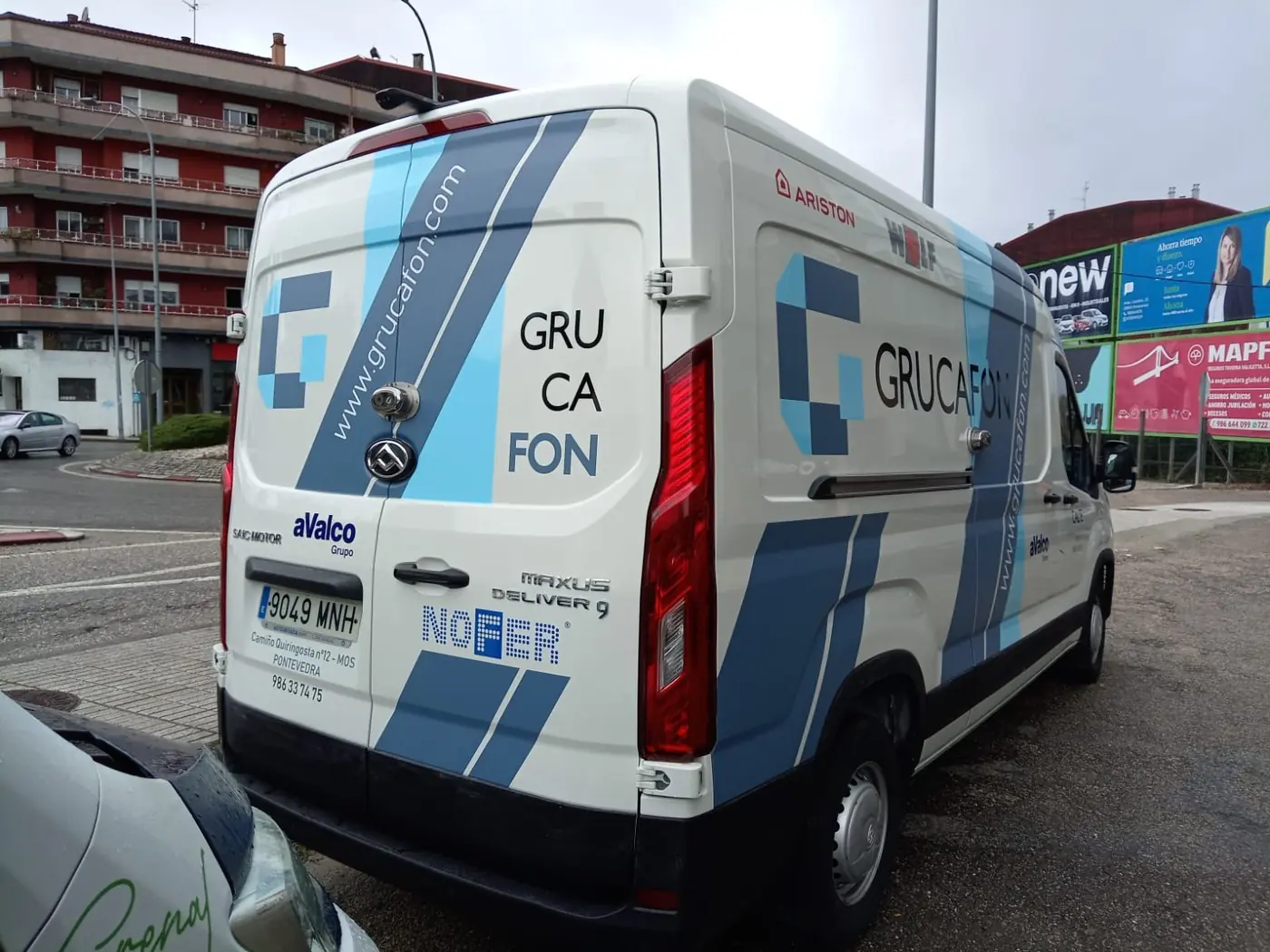 Furgoneta de Grucafón con vinilo de franjas azules, vista 3