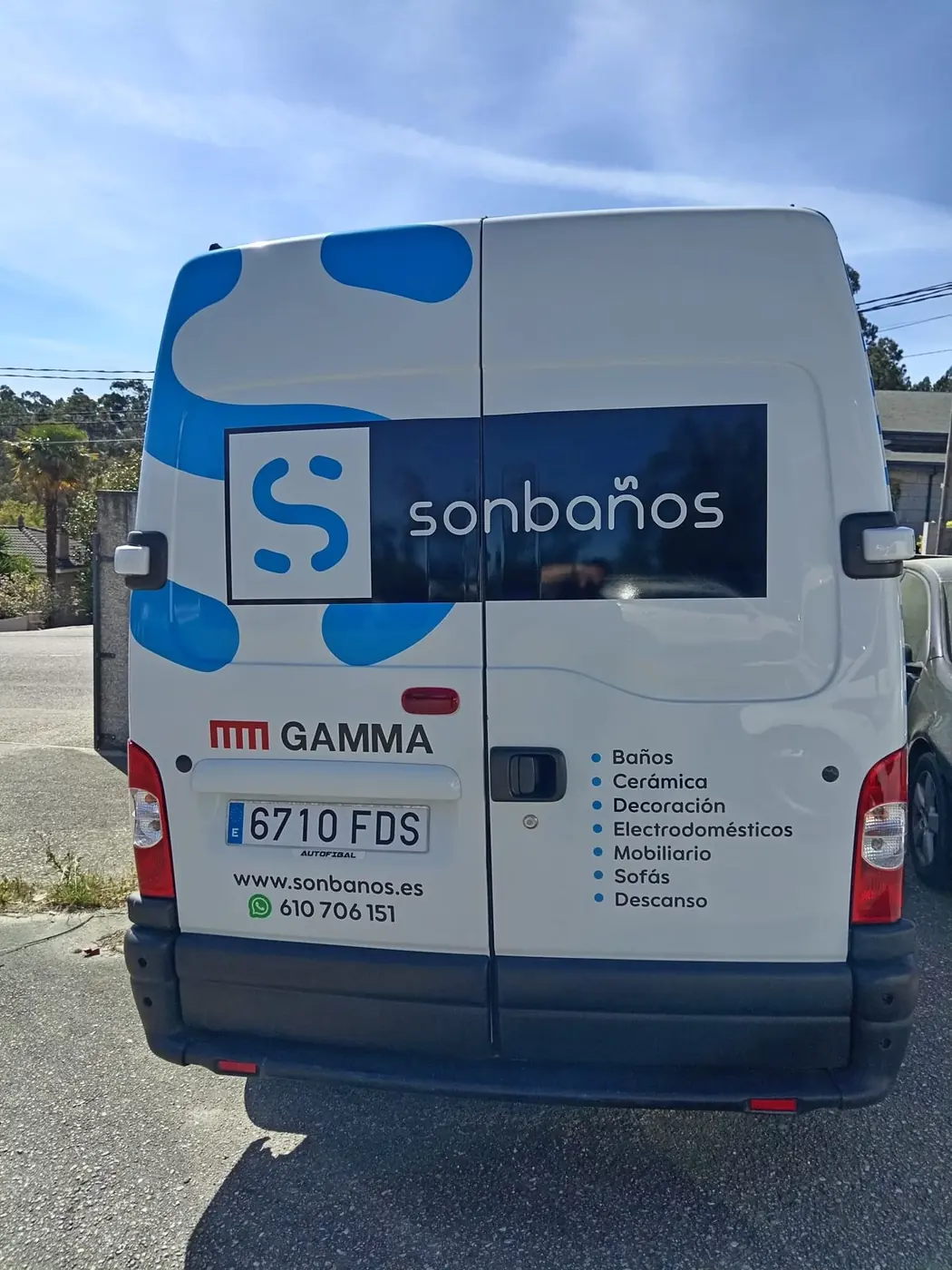 Furgoneta de Sonbaños con el patrón de la marca, vista 3