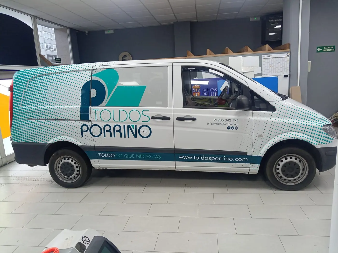 Furgoneta de Toldos Porriño con vinilo de trama de puntos turquesa, vista 1