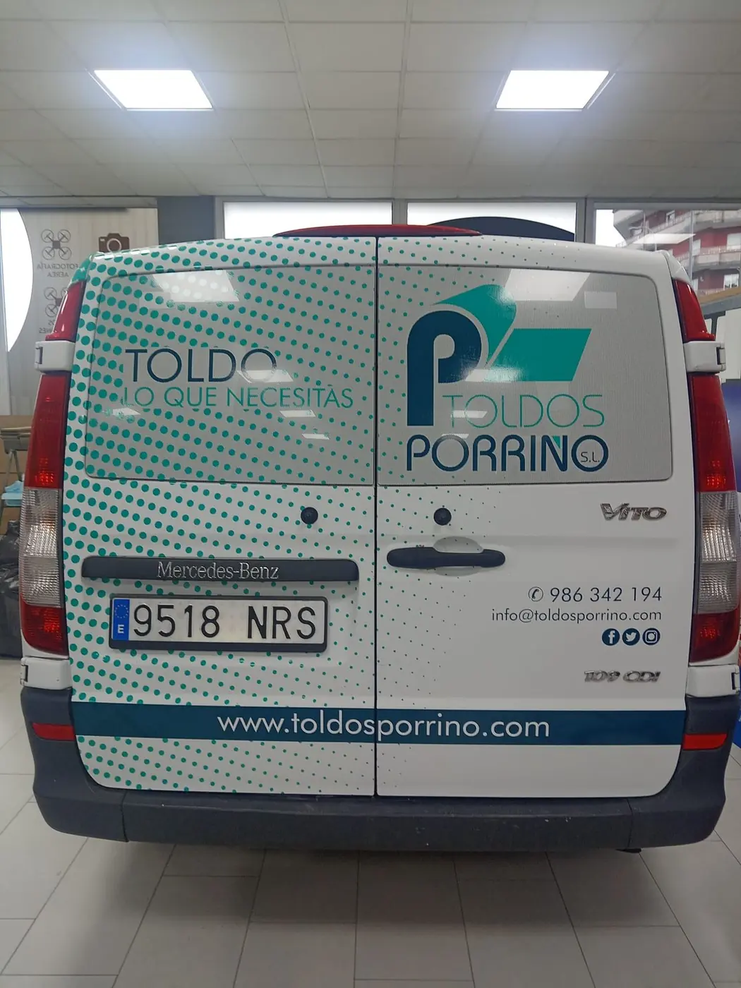 Furgoneta de Toldos Porriño con vinilo de trama de puntos turquesa, vista 3