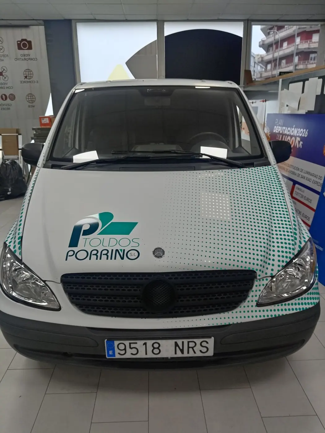 Furgoneta de Toldos Porriño con vinilo de trama de puntos turquesa, vista 4