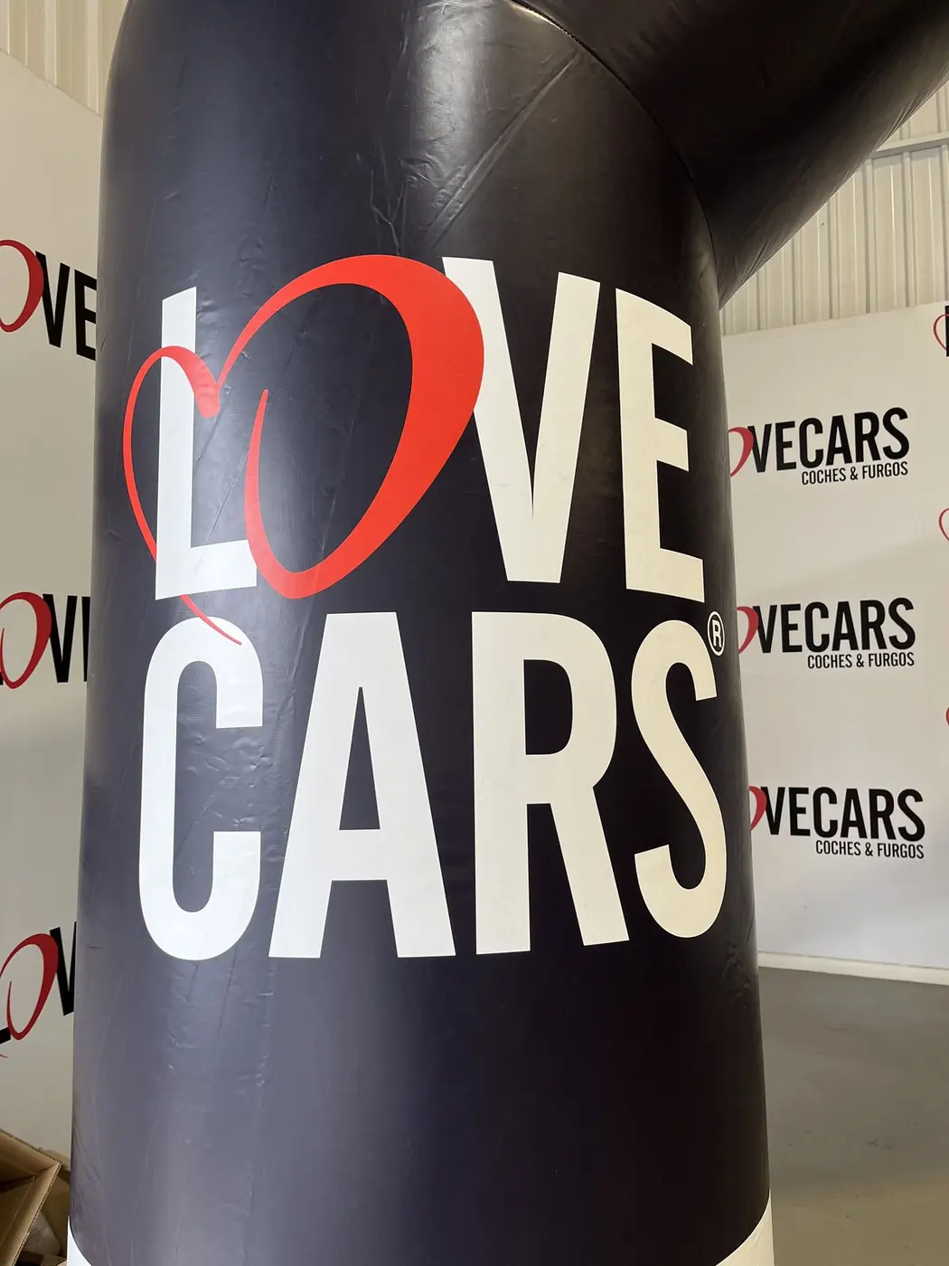 Arco hinchable negro con el logotipo de Love Cars impreso en blanco y rojo