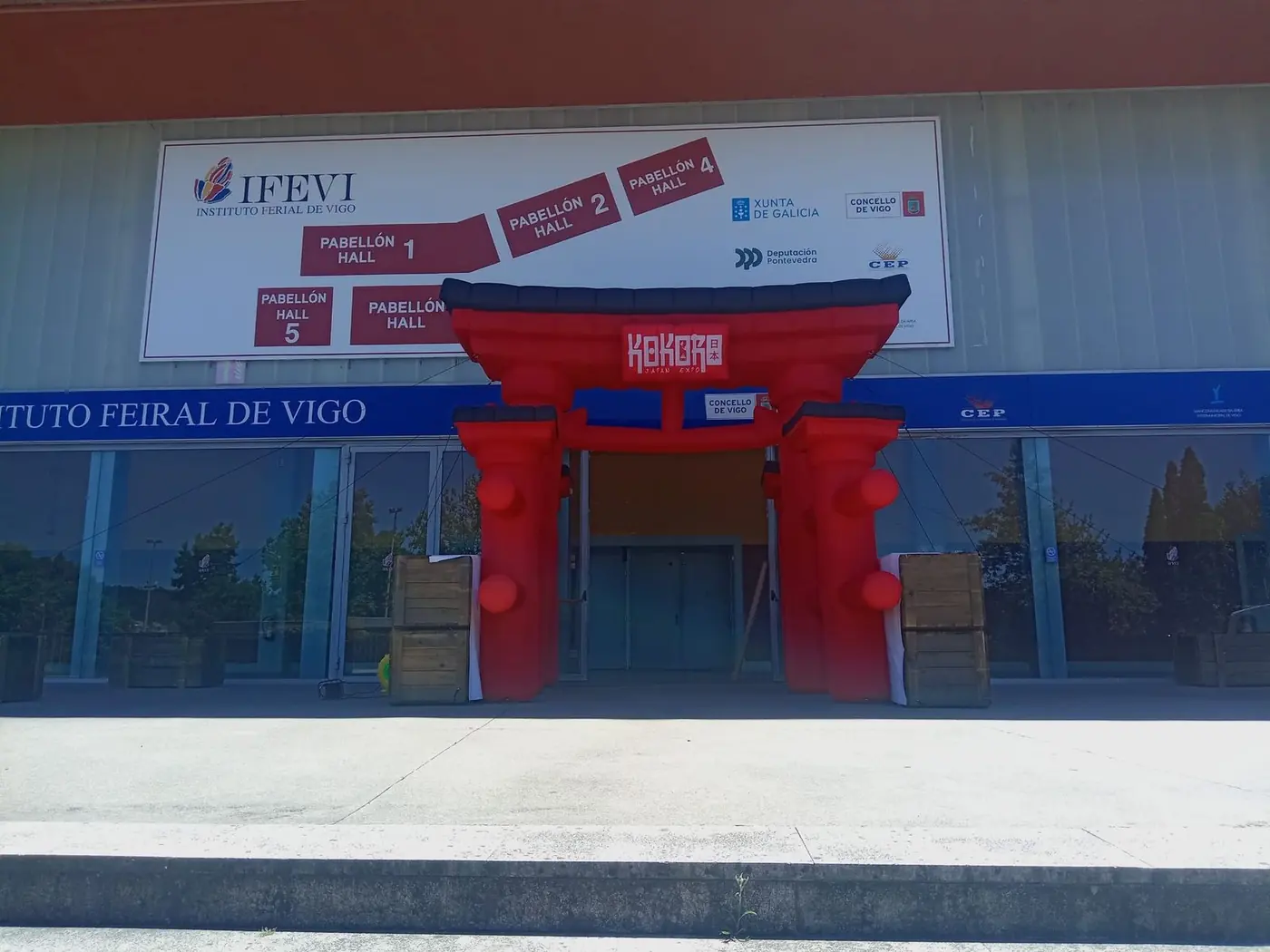 Pórtico hinchable rojo a la entrada del pabellón de un recinto ferial, visto de frente