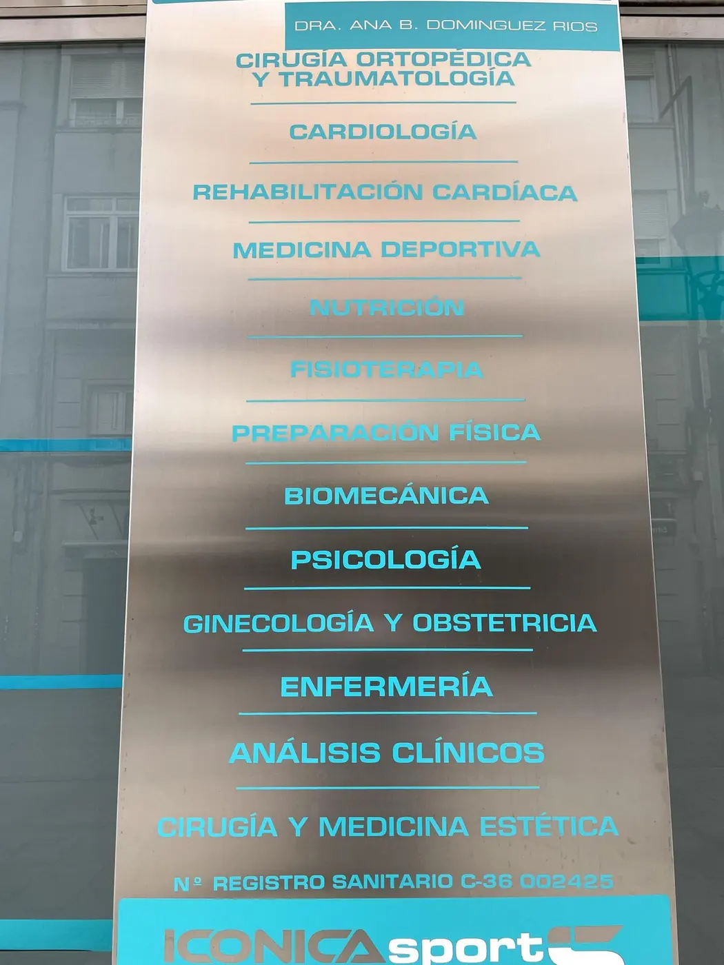 Detalle del directorio de acero con las especialidades y el número de registro sanitario