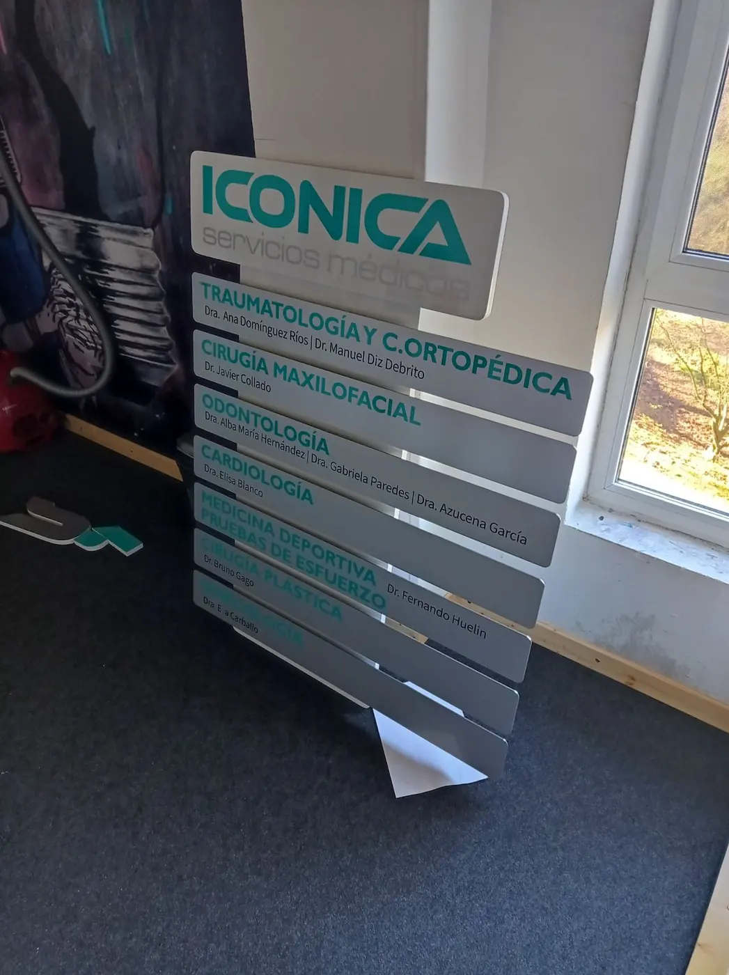 Directorio de especialidades y doctores en lamas de aluminio, en taller antes de su instalación