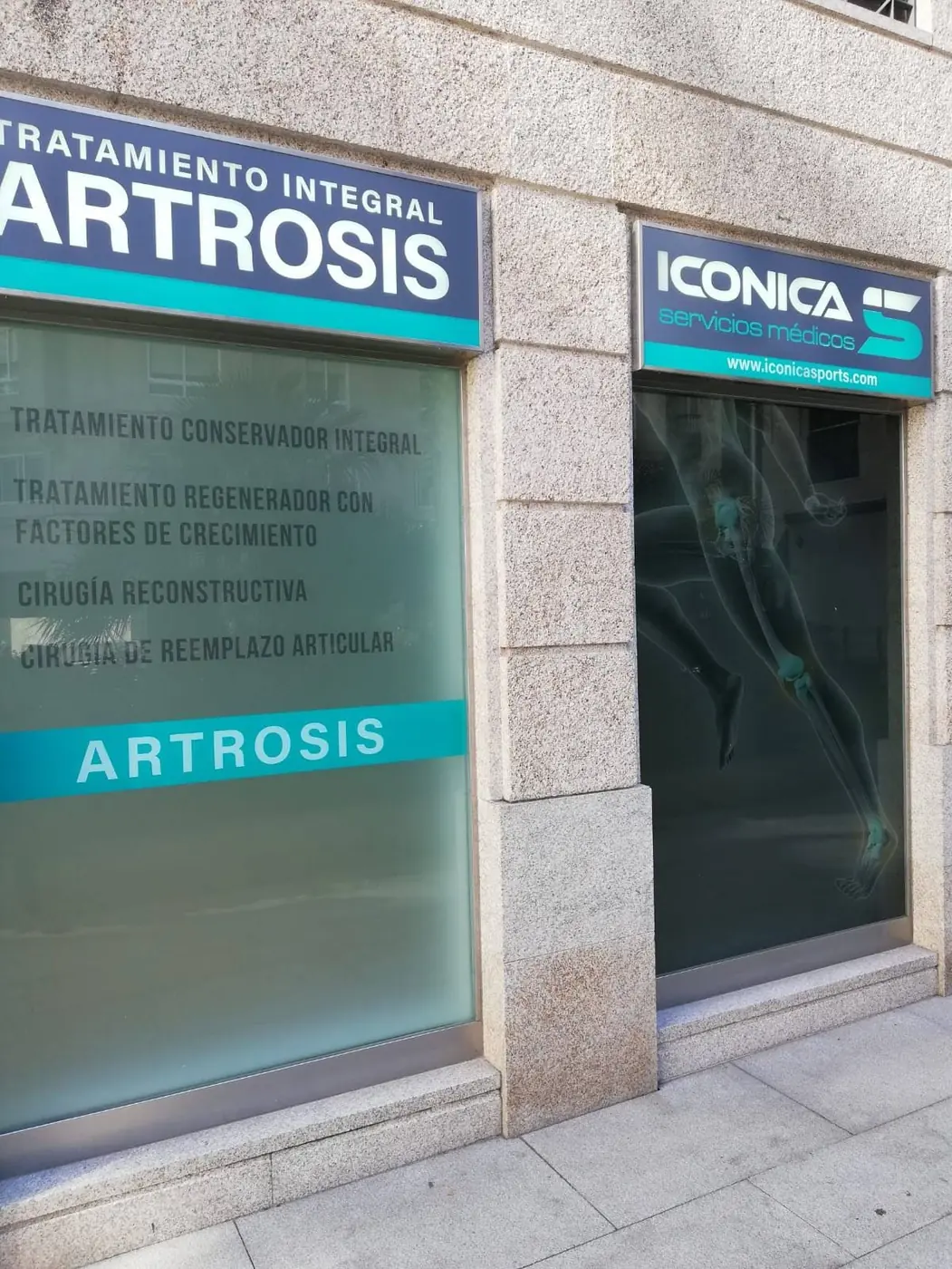 Rótulos luminosos Iconica y Tratamiento integral Artrosis junto a escaparates con vinilos