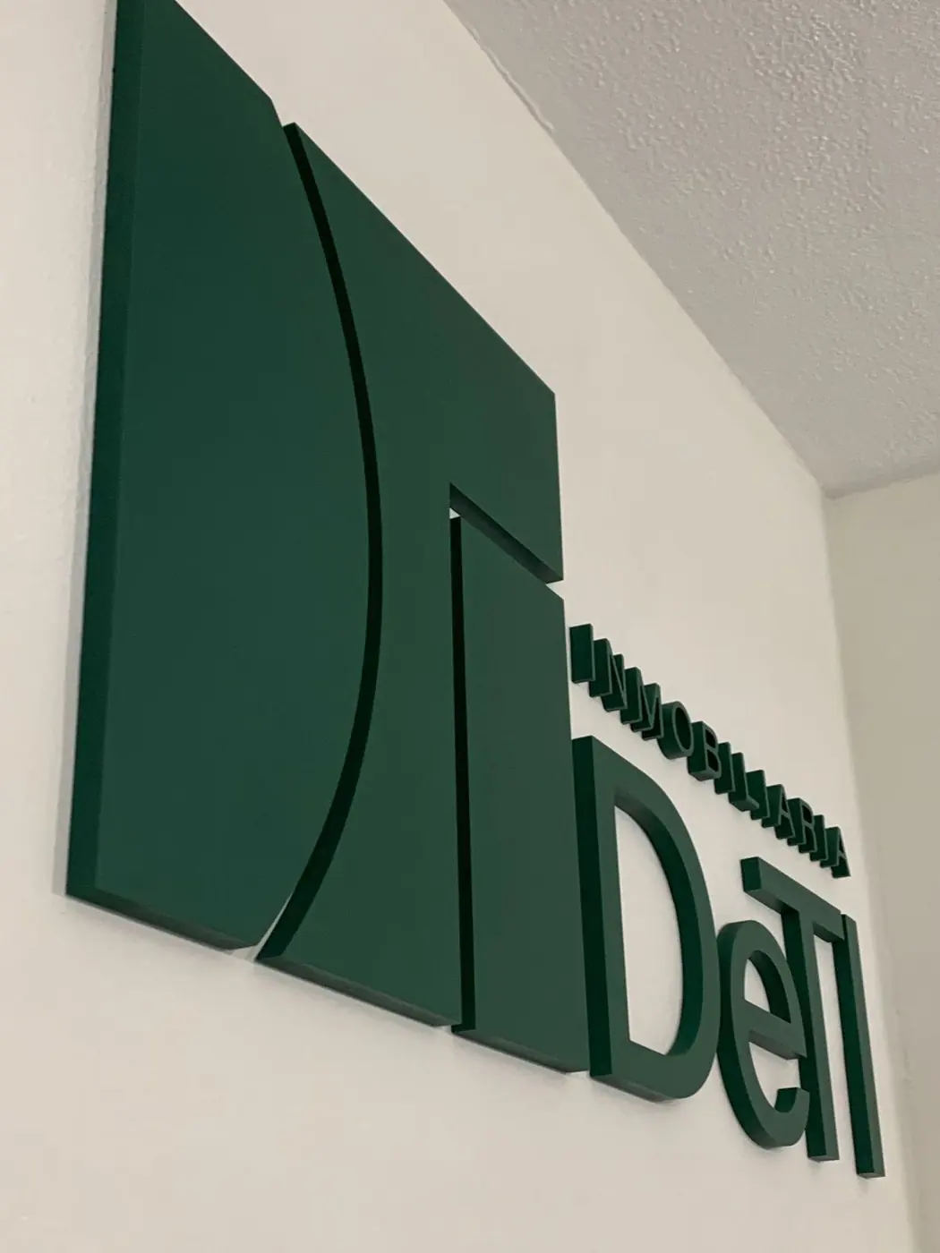 Detalle en relieve del logotipo de Inmobiliaria DeTi