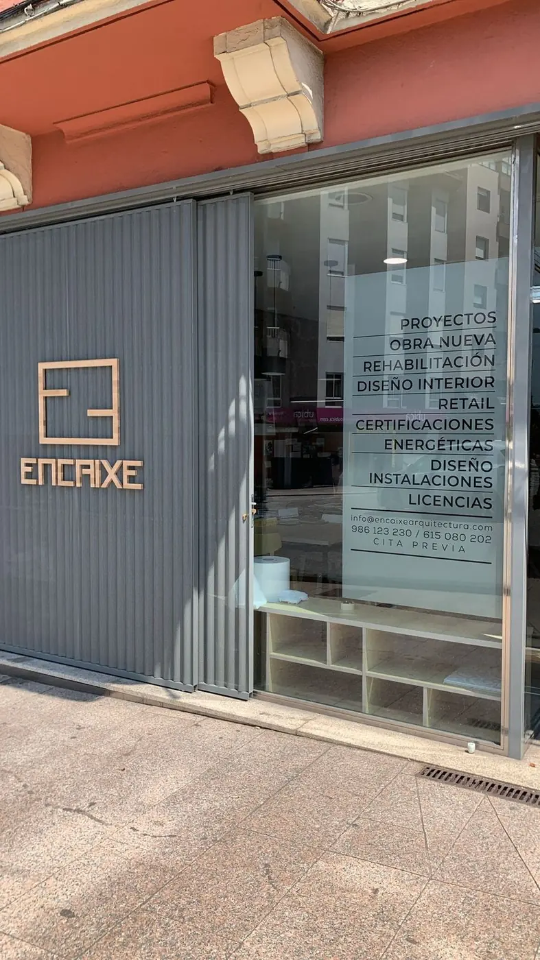 Fachada de Encaixe con logotipo en madera sobre panel gris y vinilo esmerilado en el escaparate