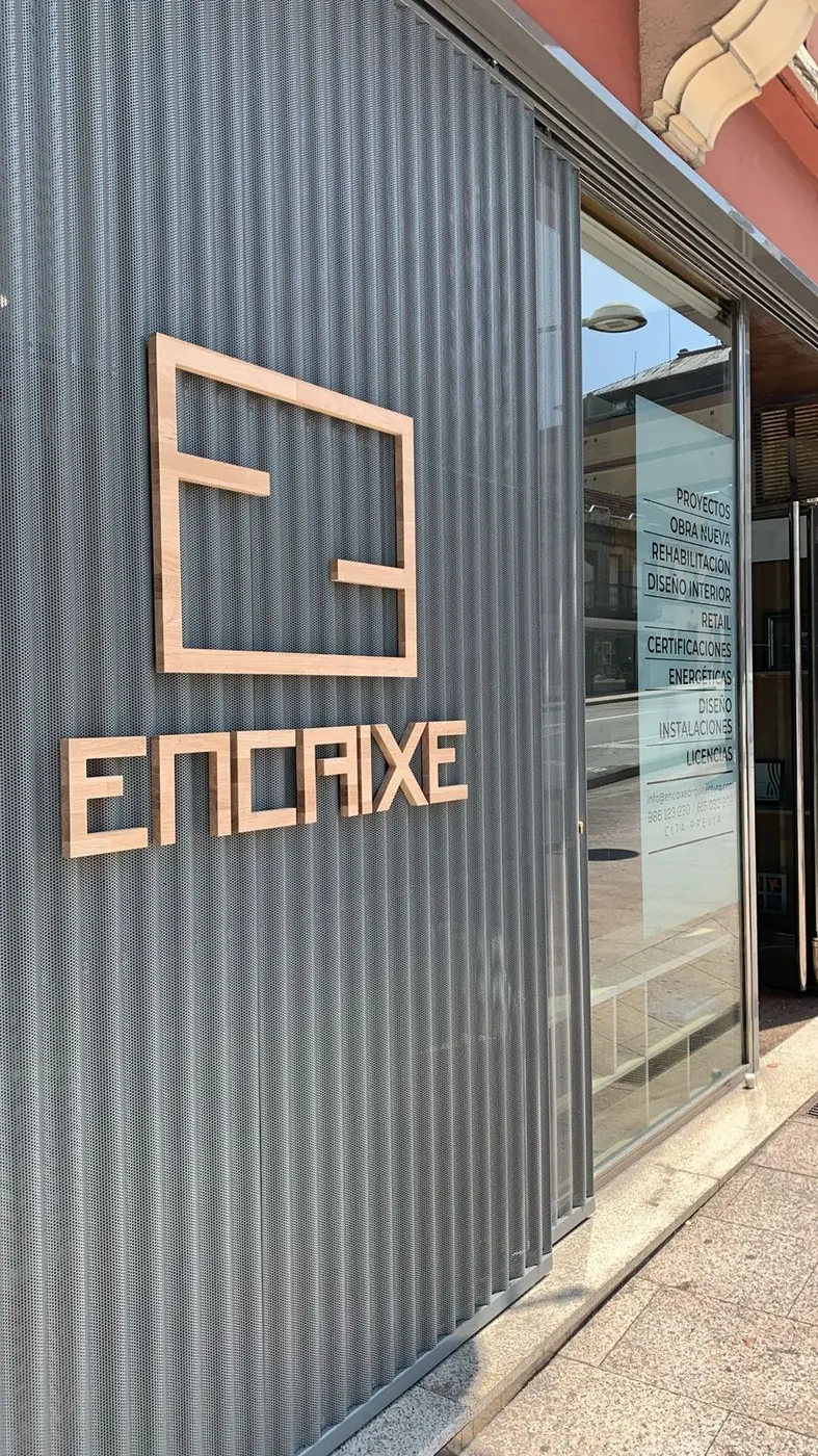 Letras de madera de Encaixe sobre panel metálico ondulado