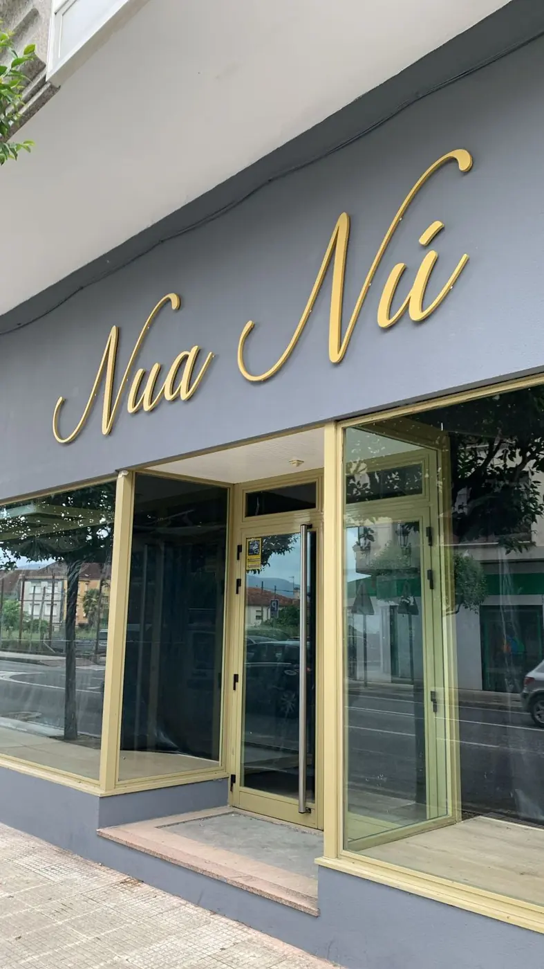 Letras doradas de Naa Nú sobre la fachada del local