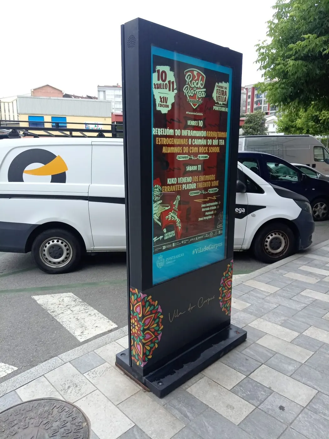 Mupi luminoso de doble cara junto a la calle con cartelería de las fiestas