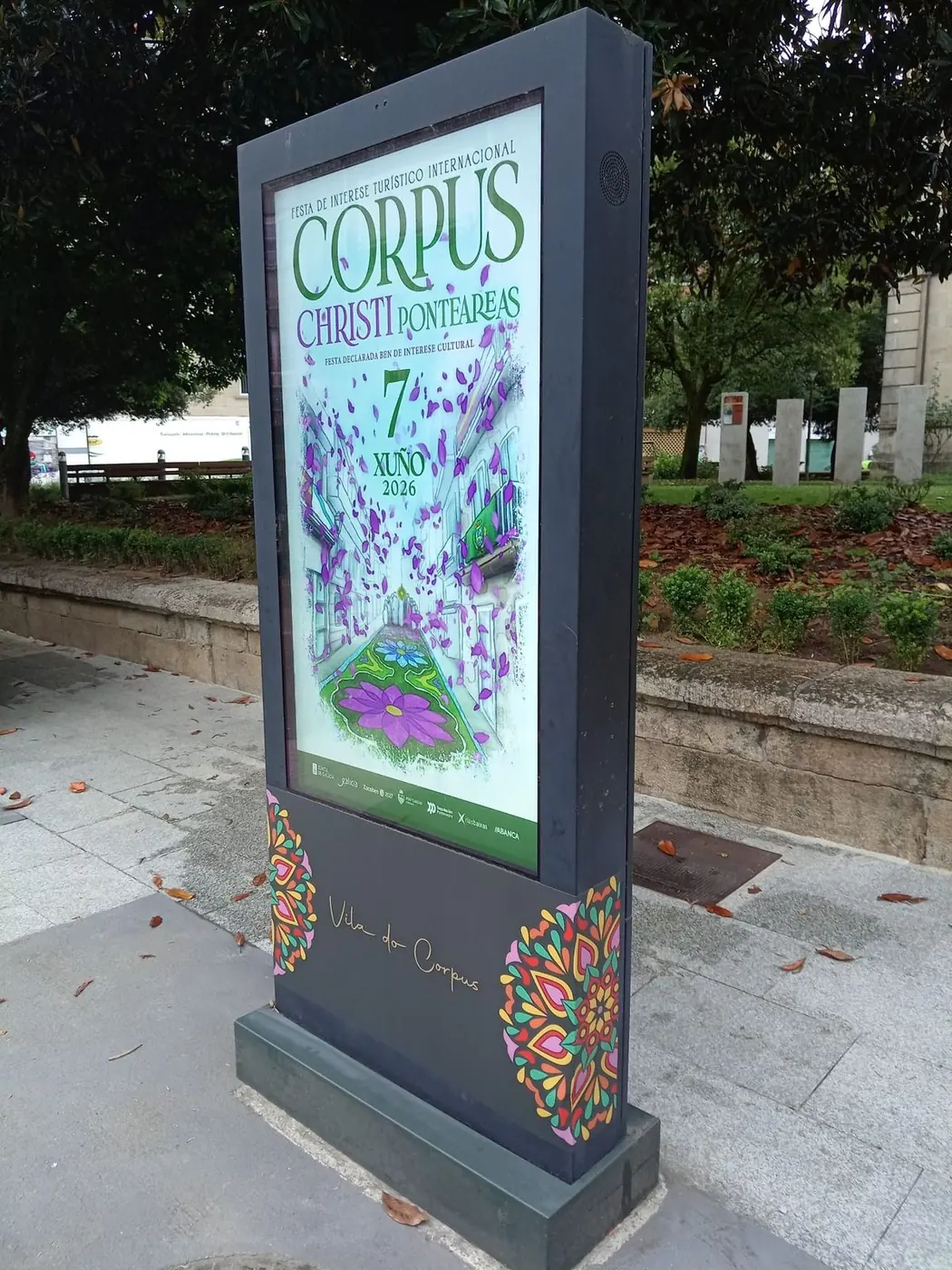 Mupi luminoso con cartel del Corpus Christi de Ponteareas
