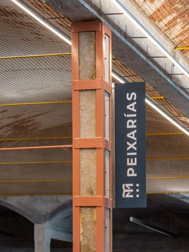Banderola Peixarías sujeta a un pilar del mercado