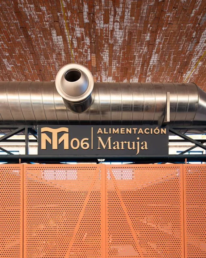 Rótulo del puesto 06 Alimentación Maruja con el logotipo de MercaTea