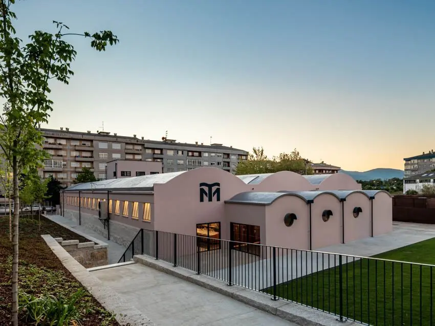 Edificio de MercaTea al atardecer con el logotipo en la fachada