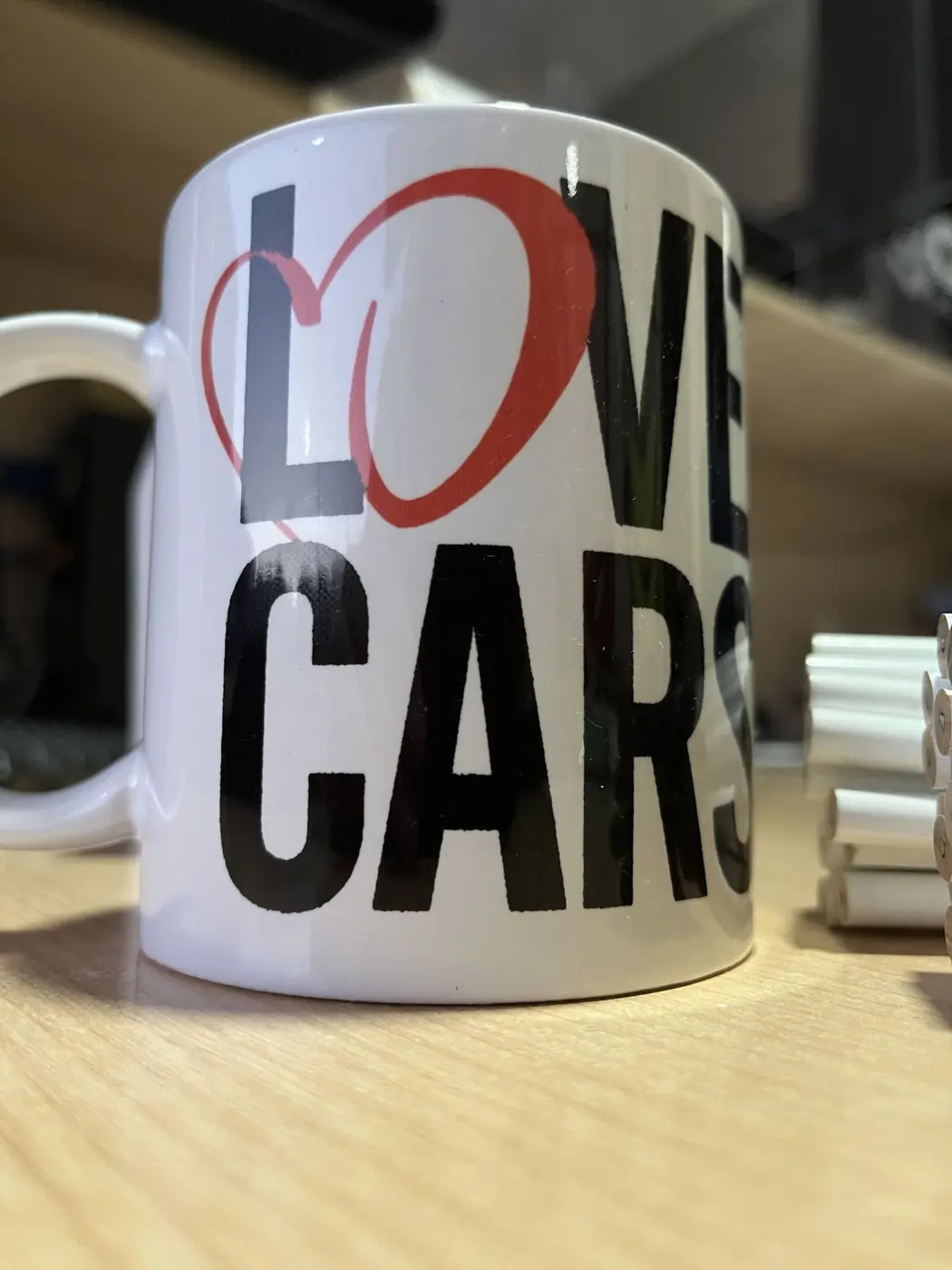 Taza blanca con el logotipo de Love Cars impreso