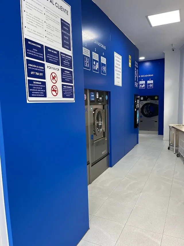 Interior de OpenBlue con el cartel Aviso al cliente y el panel de instrucciones de lavadoras