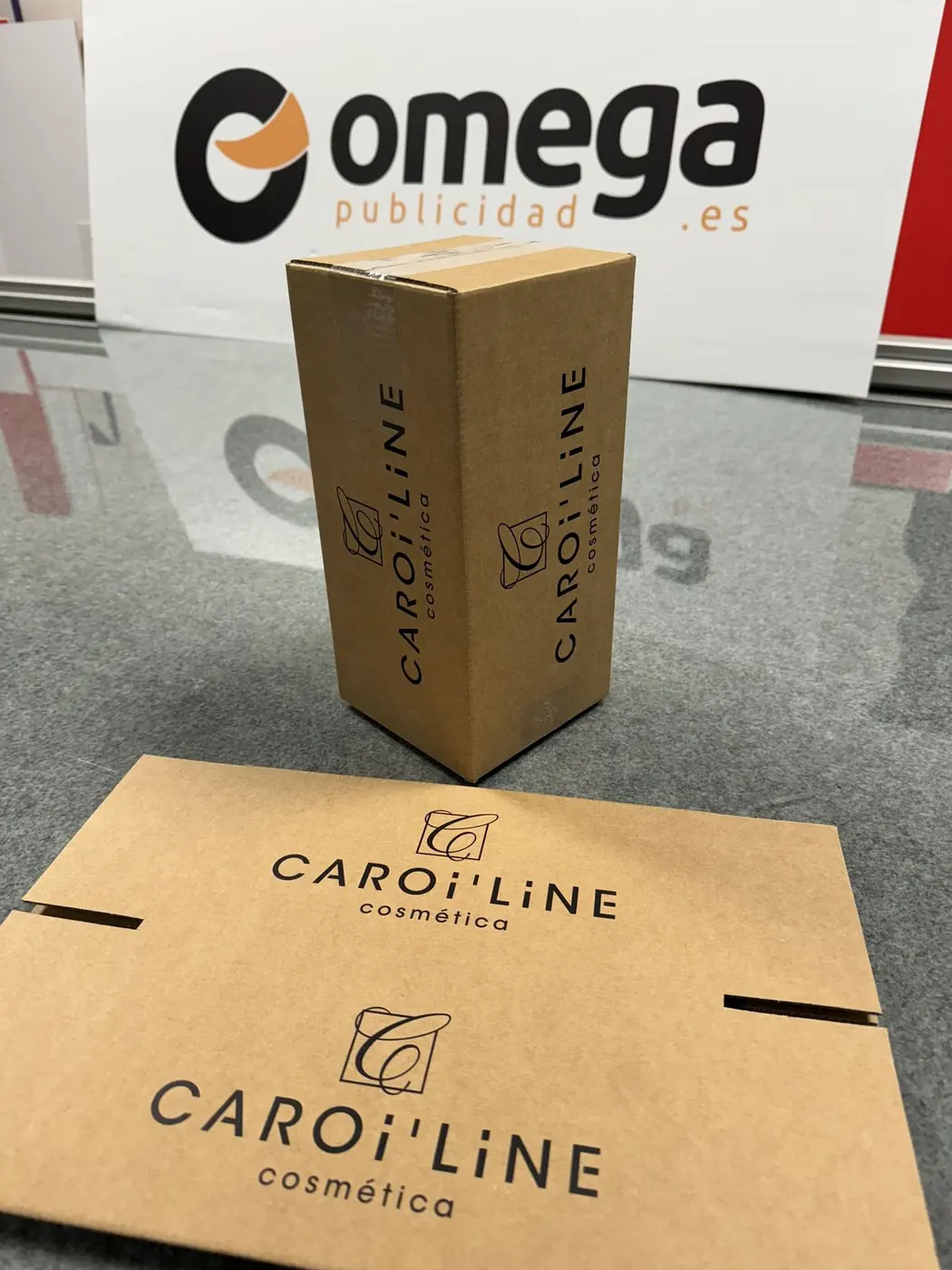 Caja de cartón kraft de Caroi'line cosmética junto a su desplegable impreso con el logotipo