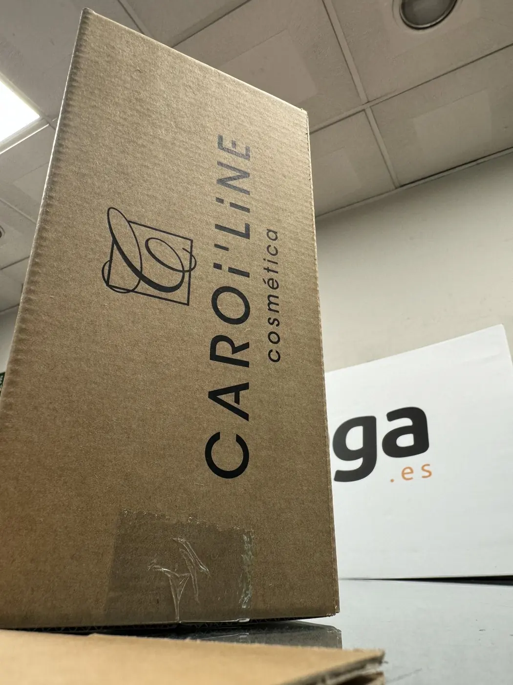 Caja de cartón kraft con el logotipo de Caroi'line impreso en vertical