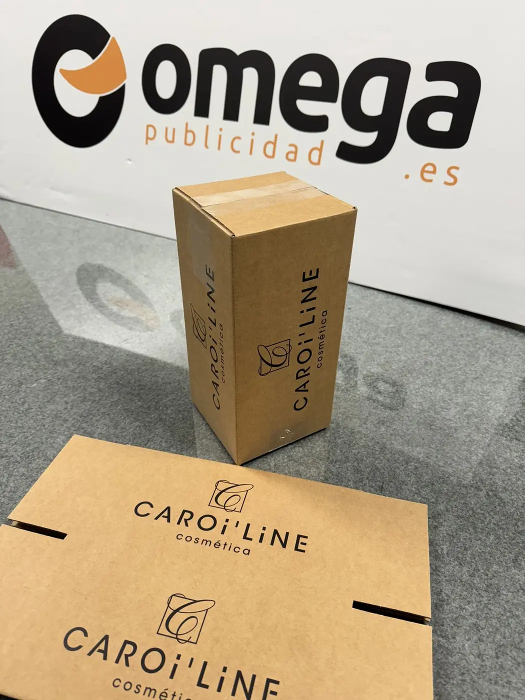 Caja de Caroi'line cosmética y desplegable sobre la mesa del taller