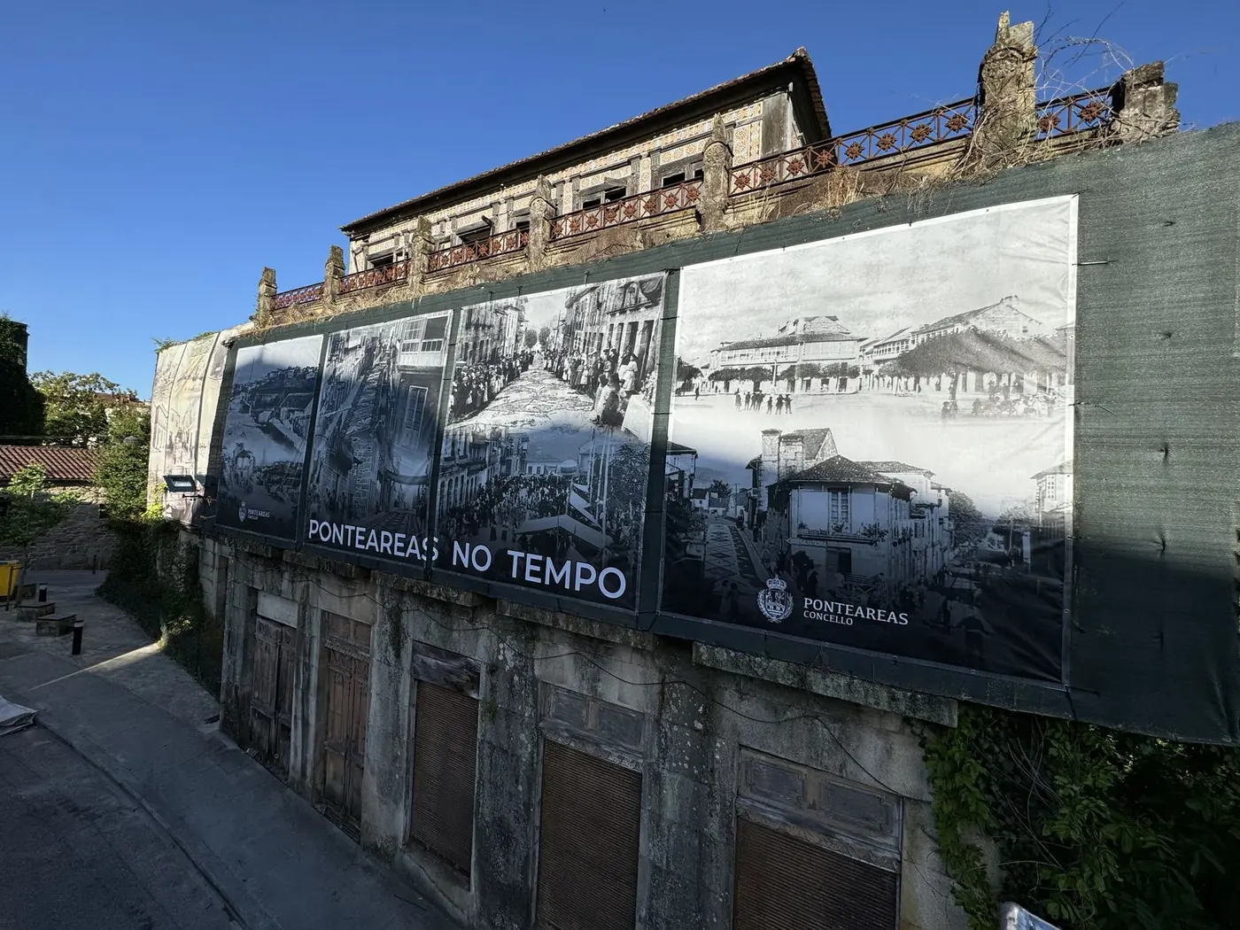 Lona de gran formato Ponteareas no tempo con fotografías históricas en blanco y negro sobre el muro de un edificio
