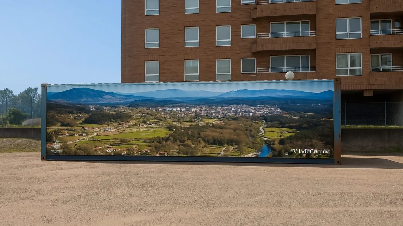 Mural impreso a gran formato con un paisaje panorámico sobre un contenedor, delante de un edificio