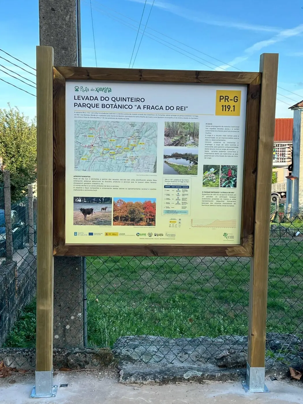 Panel de la Levada do Quinteiro ya instalado, con postes de madera y anclajes metálicos al suelo