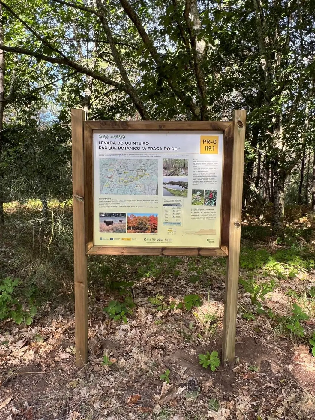 Panel de la Levada do Quinteiro y el parque botánico A Fraga do Rei sobre postes de madera